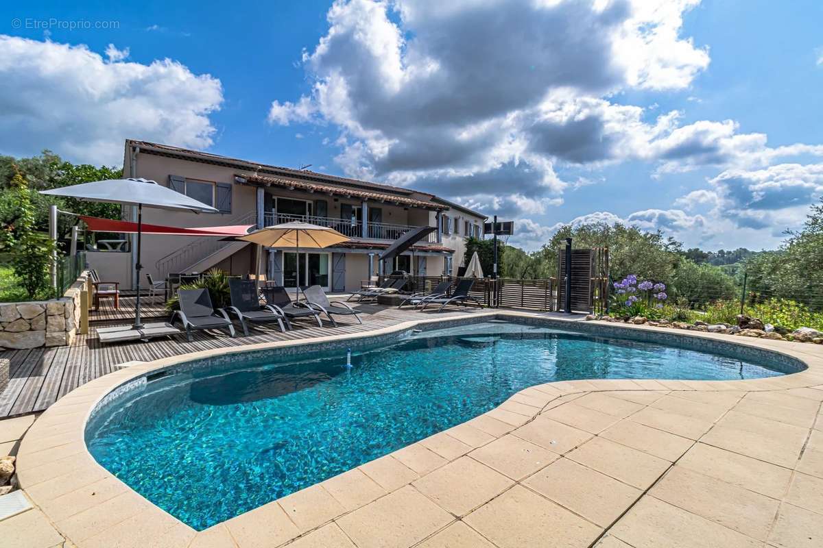 Maison à CHATEAUNEUF-GRASSE