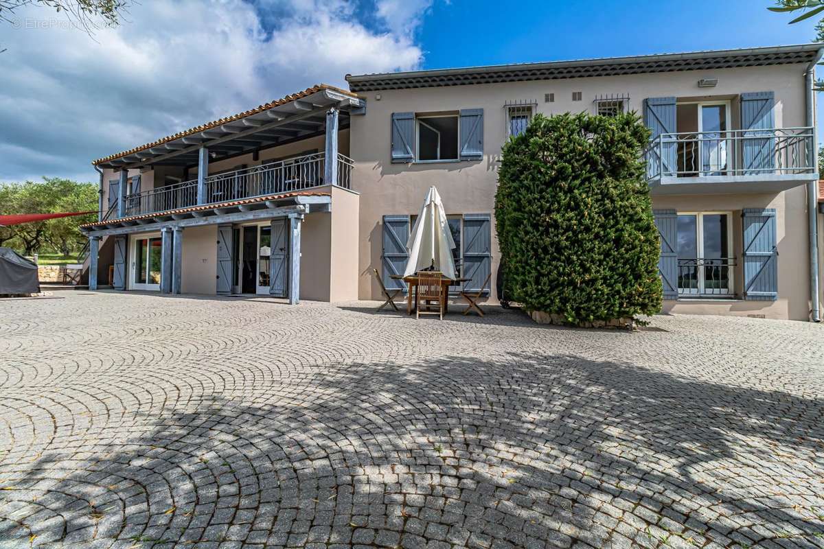 Maison à CHATEAUNEUF-GRASSE