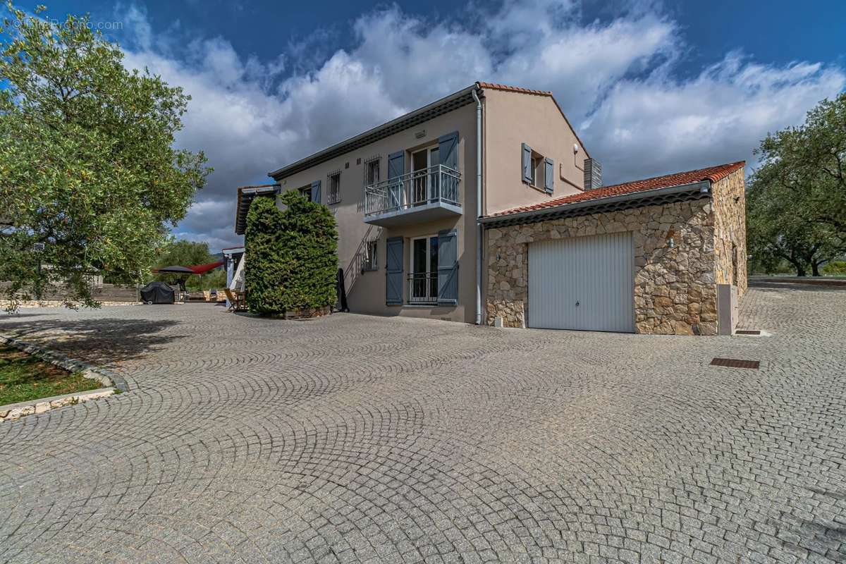 Maison à CHATEAUNEUF-GRASSE