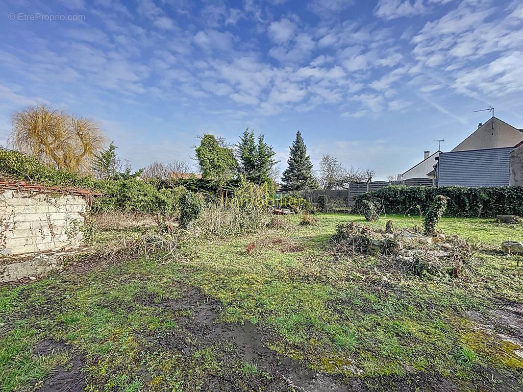 Terrain à VAUX-LE-PENIL