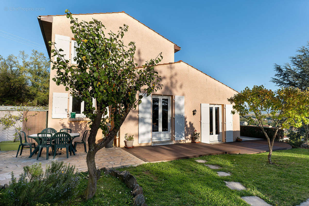 Maison à LE BREUIL-SUR-COUZE