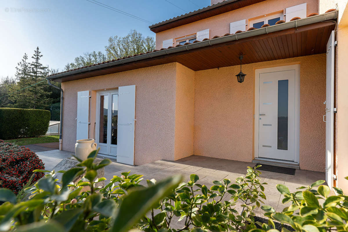 Maison à LE BREUIL-SUR-COUZE