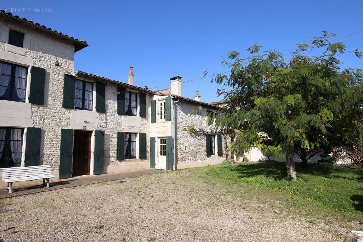 Maison à FRONTENAY-ROHAN-ROHAN