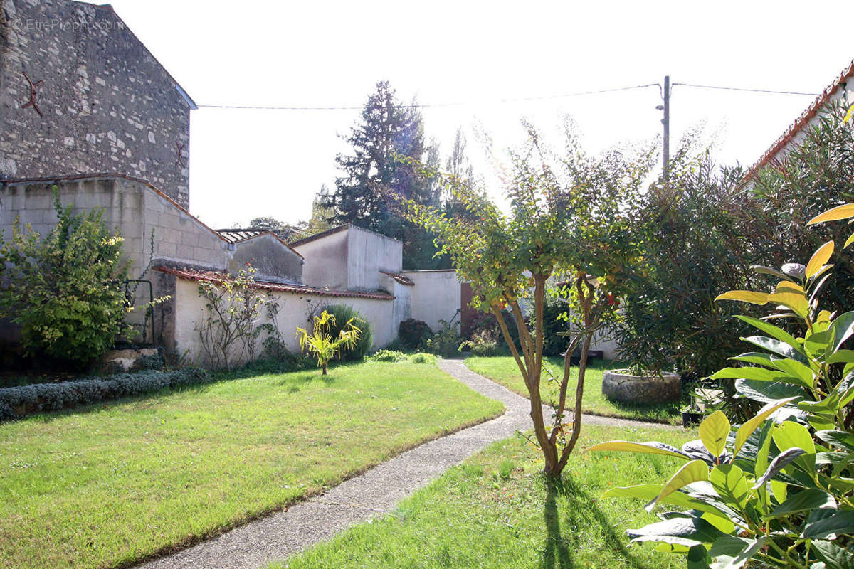 Maison à FRONTENAY-ROHAN-ROHAN