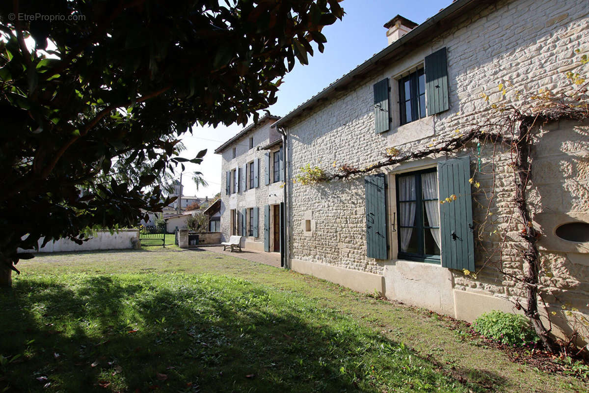 Maison à FRONTENAY-ROHAN-ROHAN