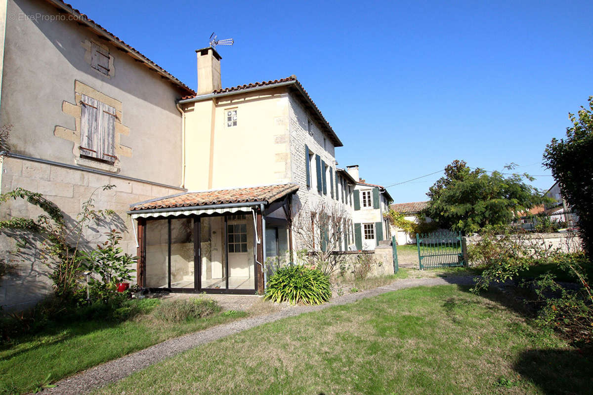 Maison à FRONTENAY-ROHAN-ROHAN