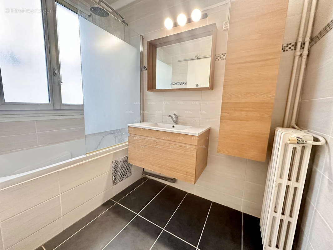 Salle de bains - Appartement à COLOMBES