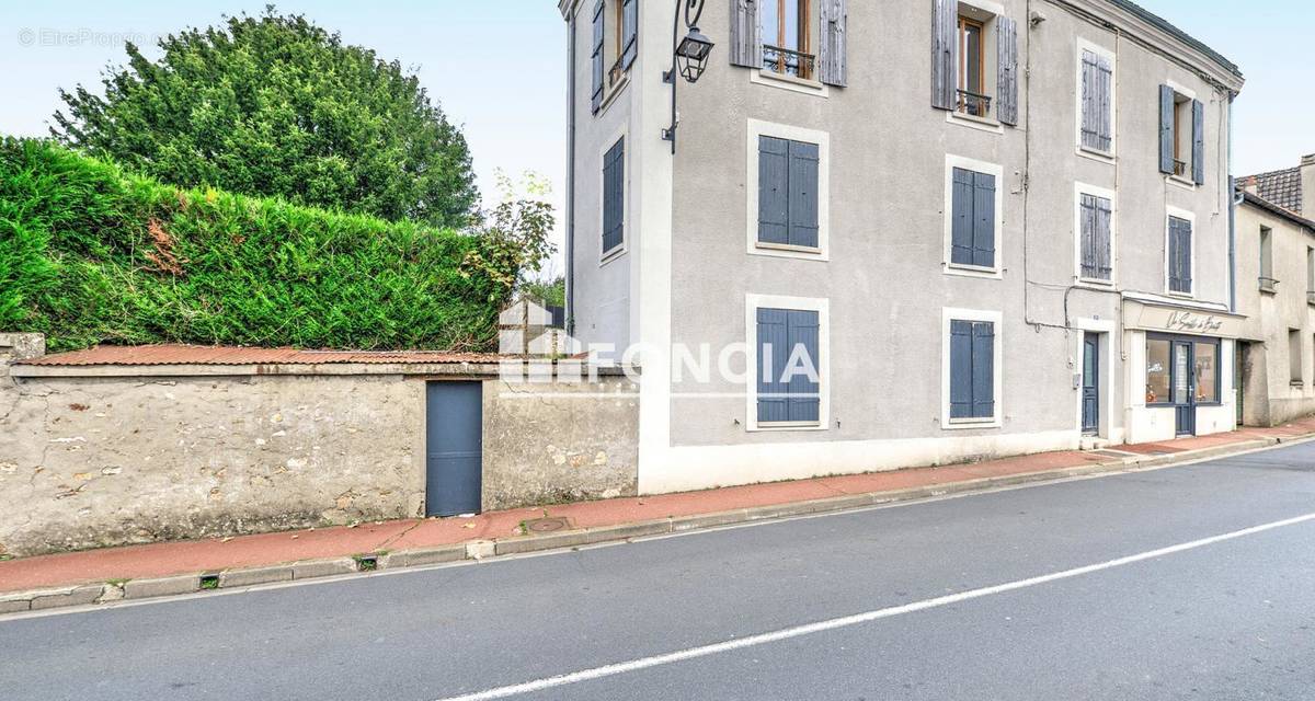 Appartement à NEAUPHLE-LE-CHATEAU