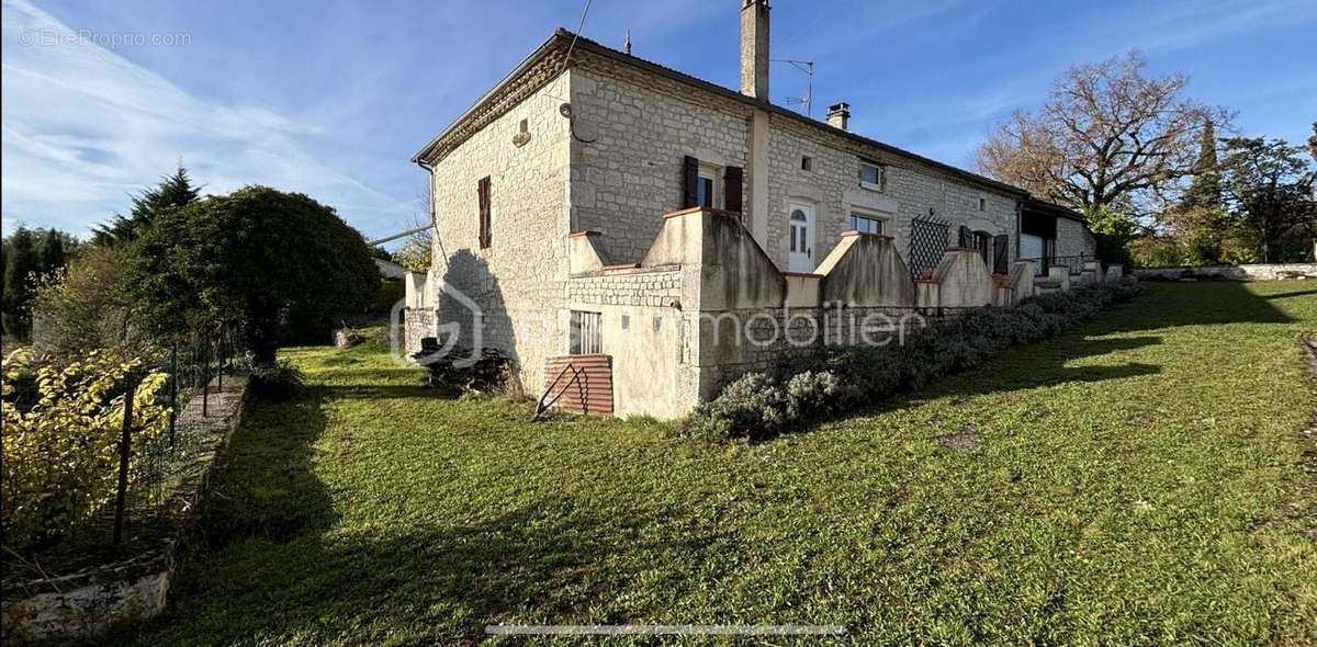 Maison à MONTAIGU-DE-QUERCY