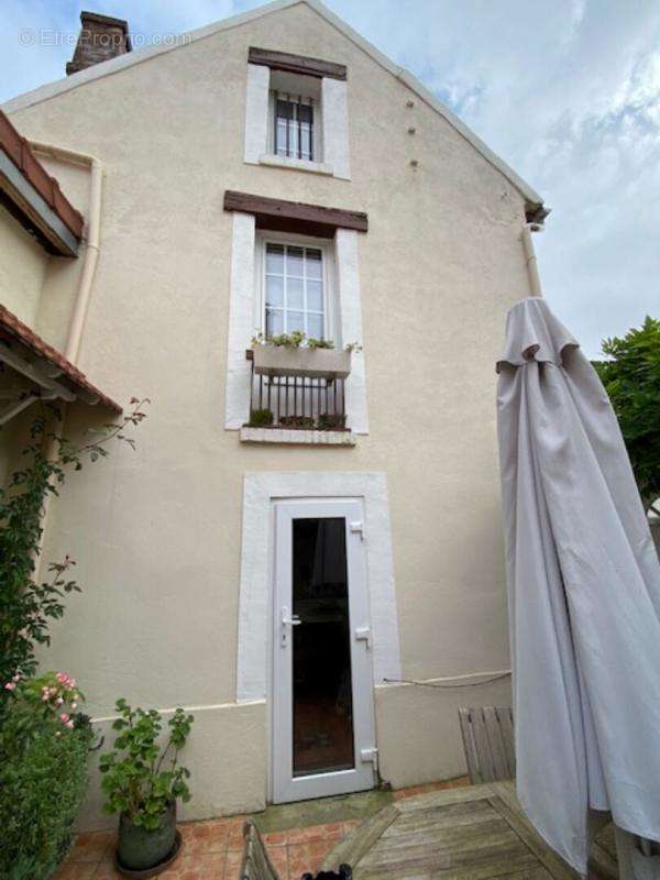 Maison à LES CLAYES-SOUS-BOIS