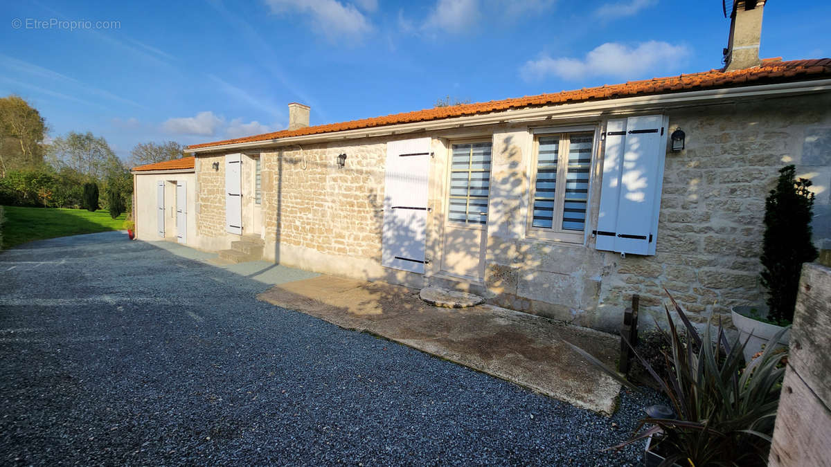 Maison à SAINTE-GEMME-LA-PLAINE