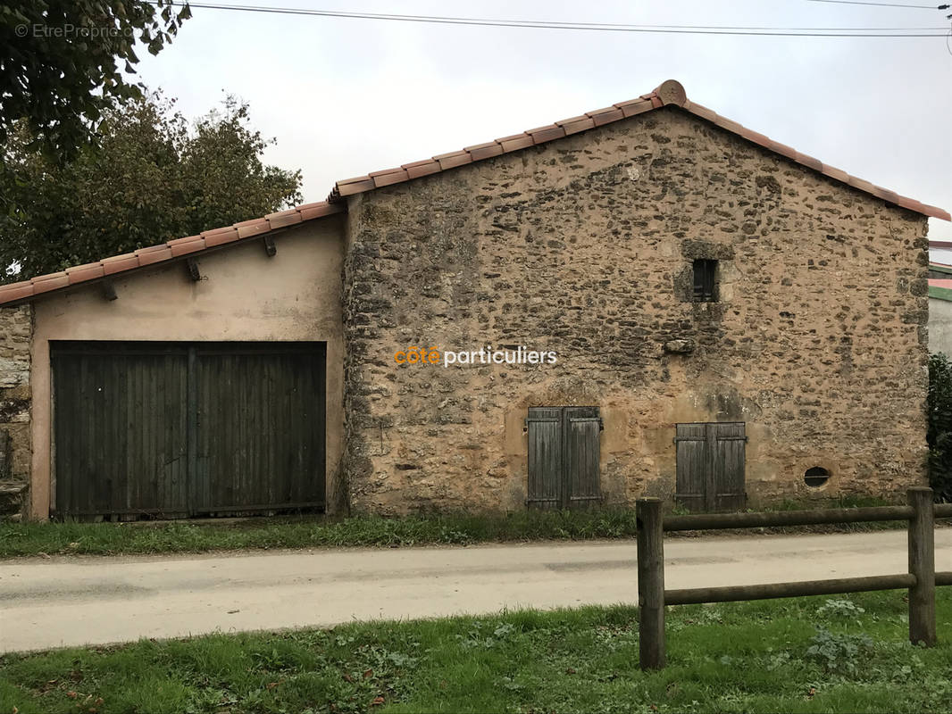 Maison à BAZOGES-EN-PAREDS