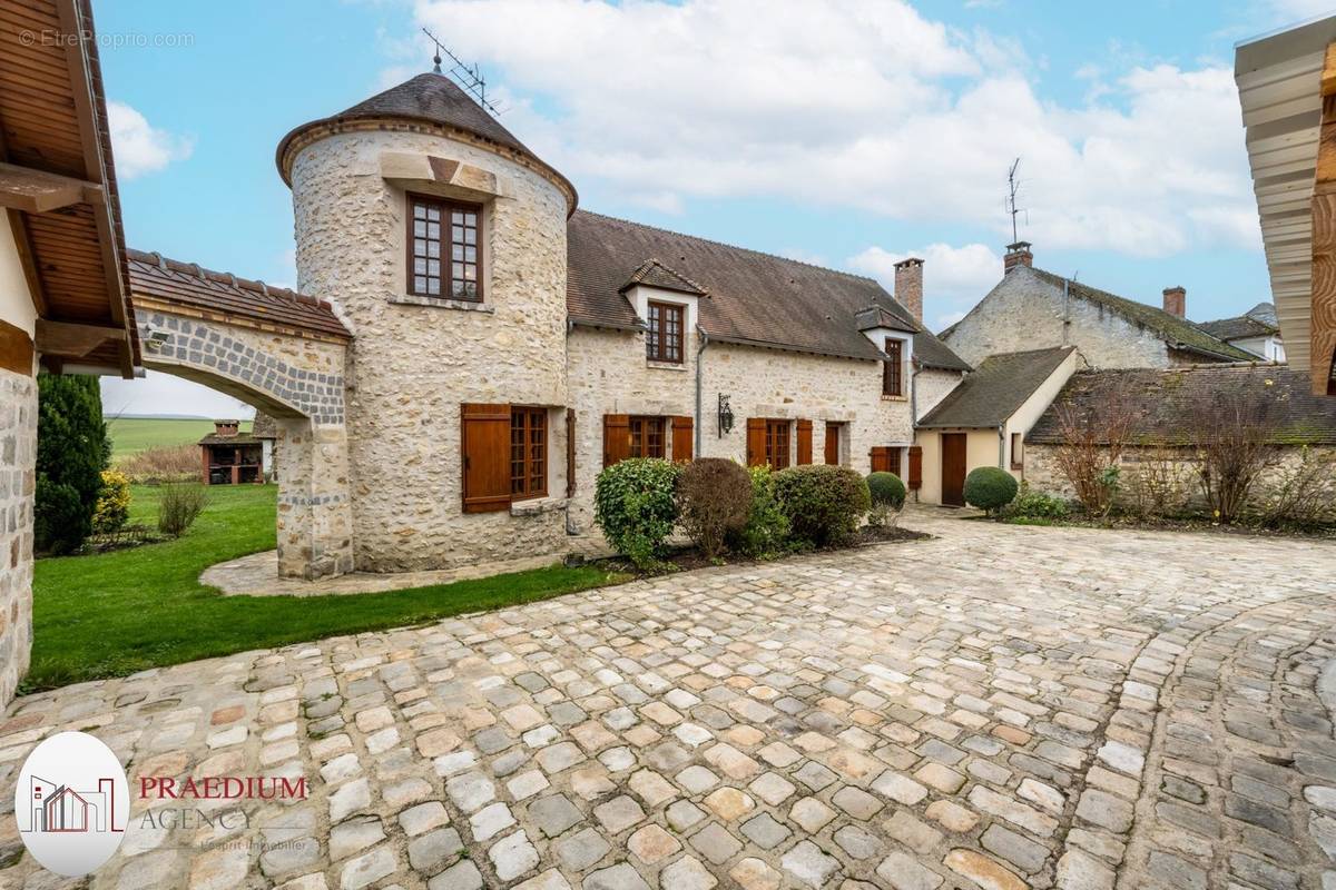 Maison à D&#039;HUISON-LONGUEVILLE