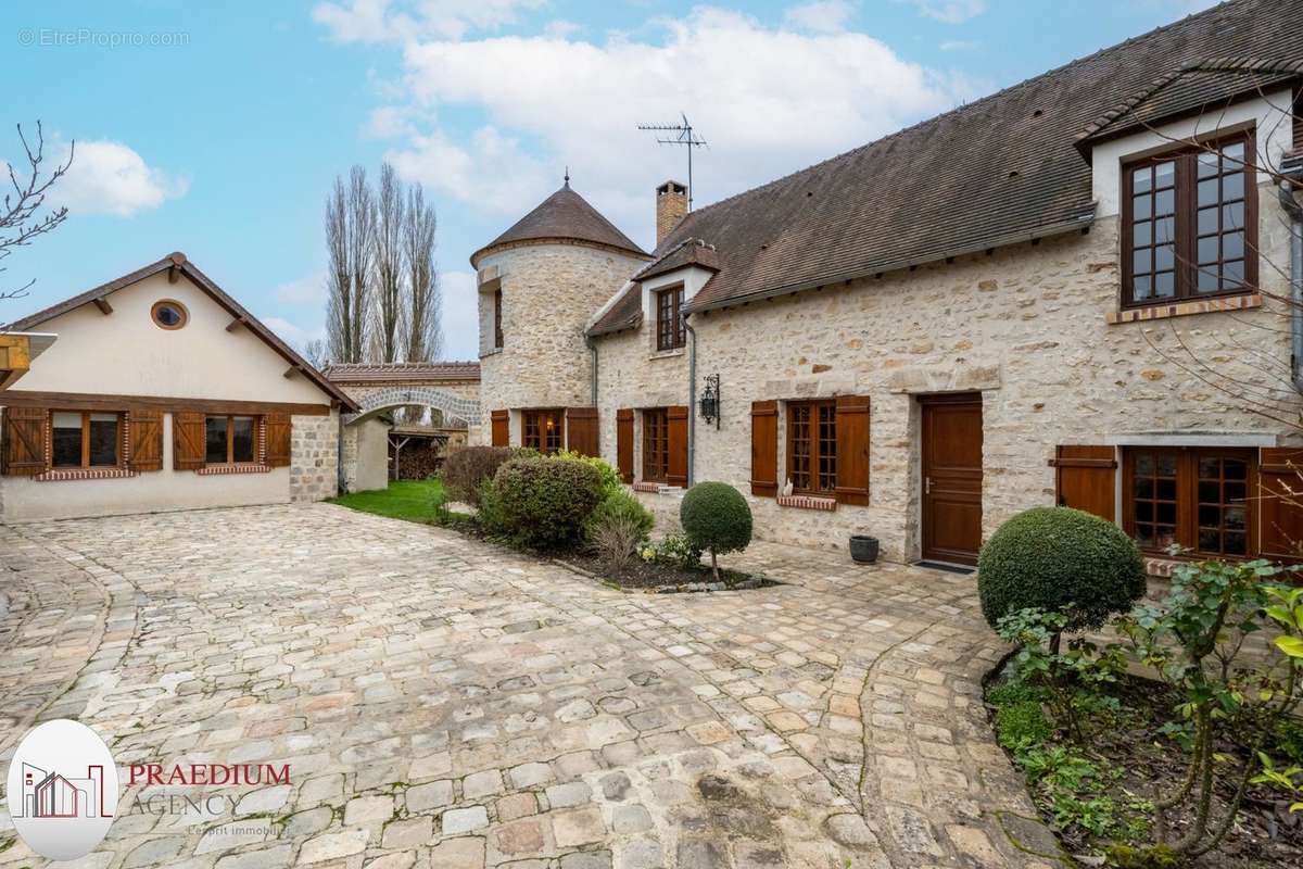 Maison à D&#039;HUISON-LONGUEVILLE