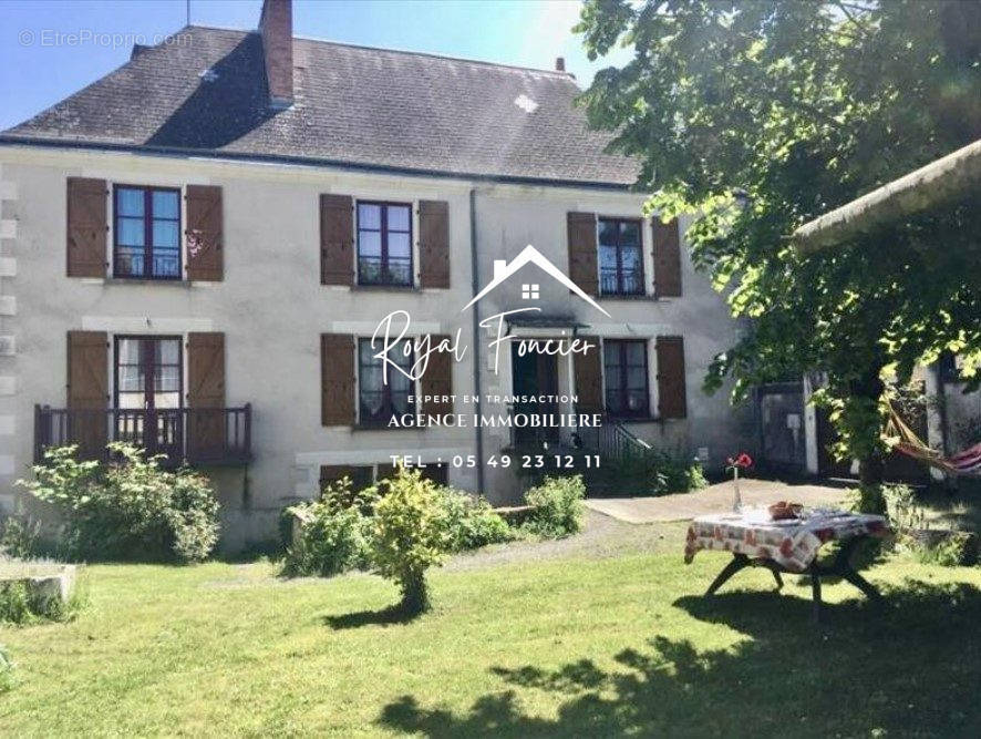 Belle prestation avec sa cour privative  - Maison à LIGUEIL