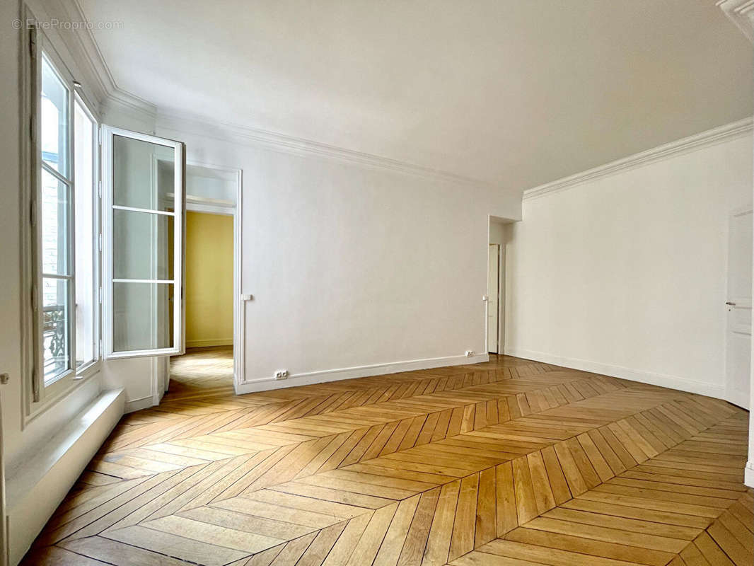 Appartement à PARIS-1E