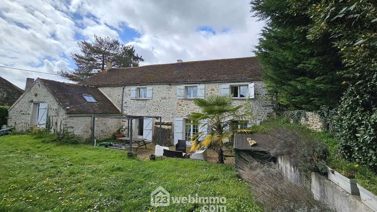 Venez découvrir cette belle maison pleine de charme. - Maison à DANNEMOIS