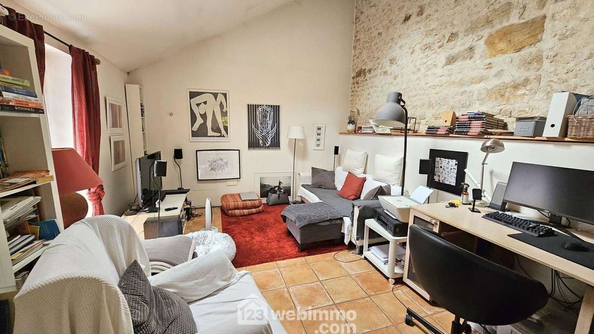 Voici le salon de 15 m² très chaleureux. - Maison à DANNEMOIS