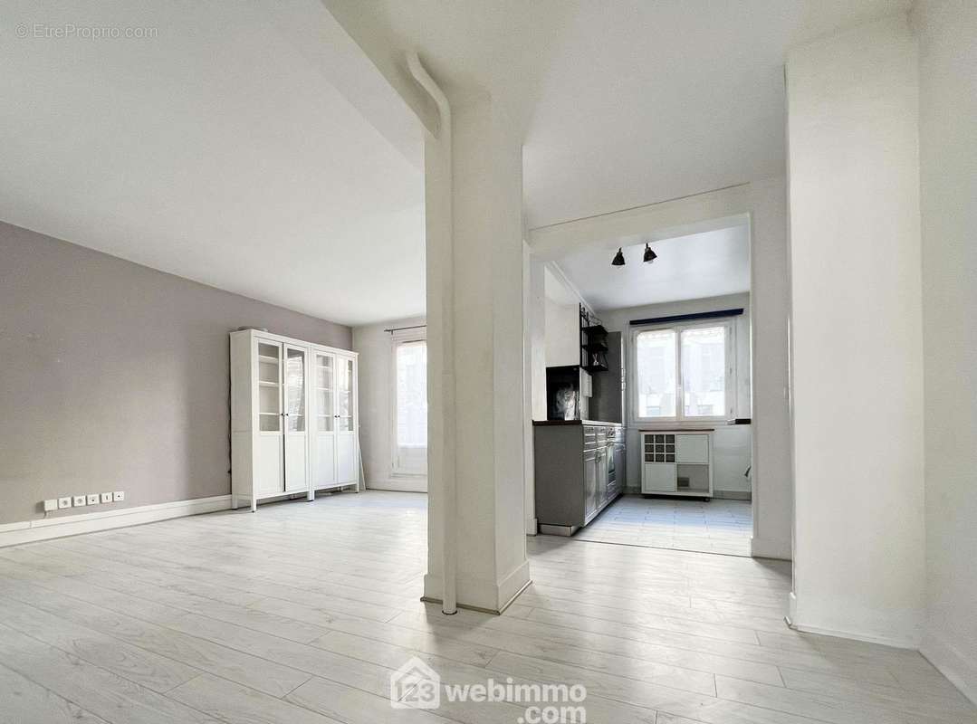 Double séjour avec cuisine ouverte 34 m² donnant sur balcon - Appartement à MONTROUGE