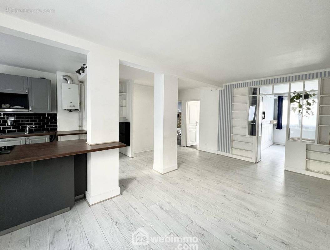 Double séjour avec cuisine ouverte 34 m² donnant sur balcon - Appartement à MONTROUGE