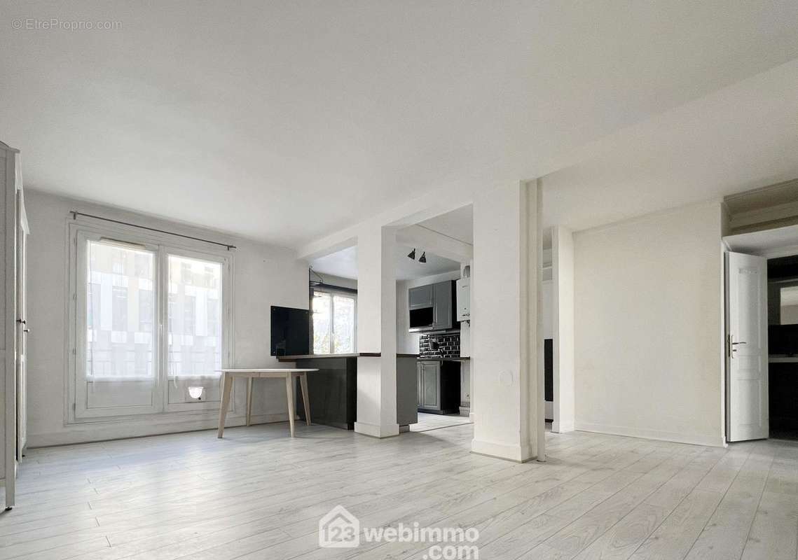 Double séjour avec cuisine ouverte 34 m² donnant sur balcon - Appartement à MONTROUGE