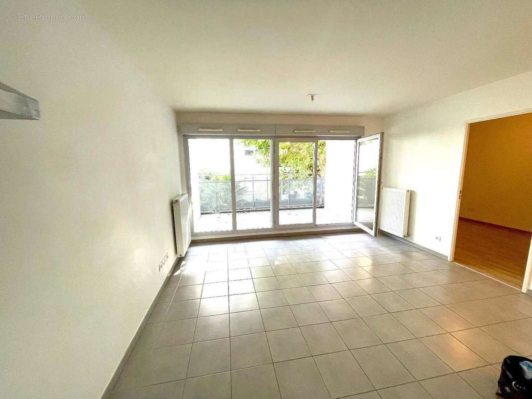   - Appartement à DECINES-CHARPIEU