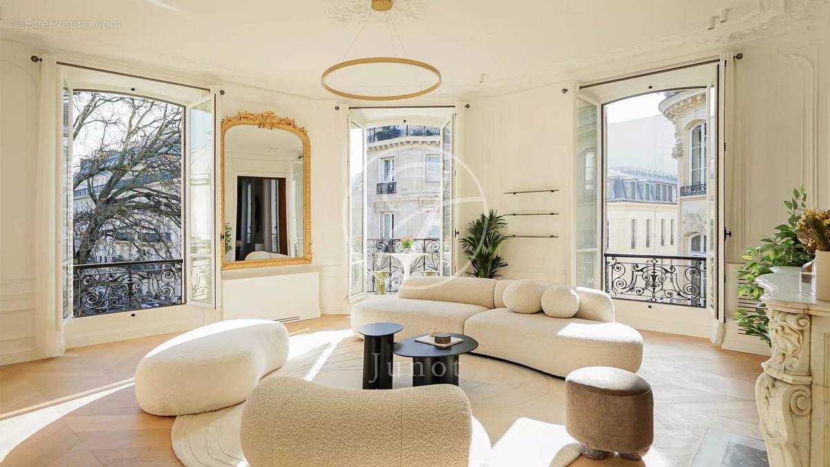 Appartement à PARIS-8E