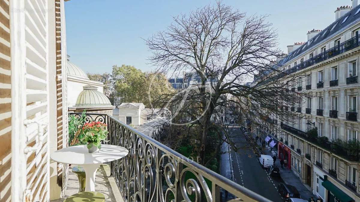 Appartement à PARIS-8E