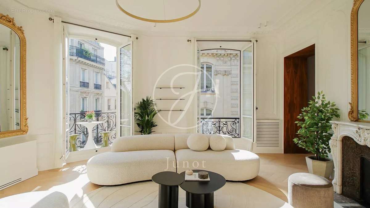 Appartement à PARIS-8E