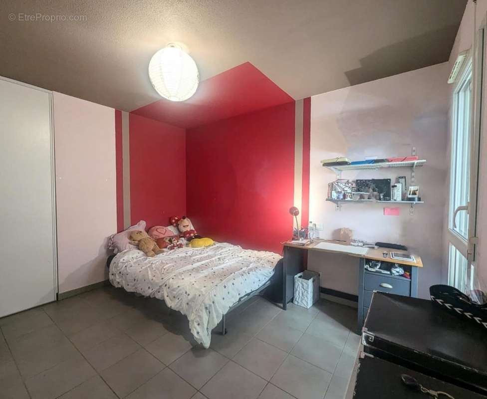 Chambre 2 - Appartement à PESSAC