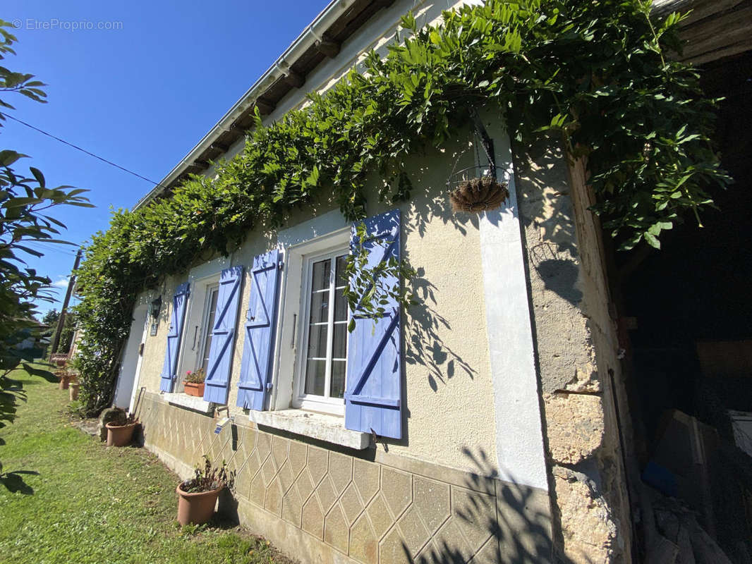 facade close up - Maison à BROSSAC