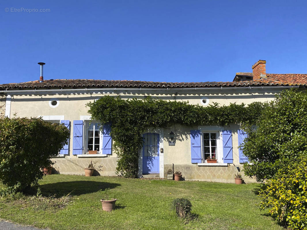 facade - Maison à BROSSAC