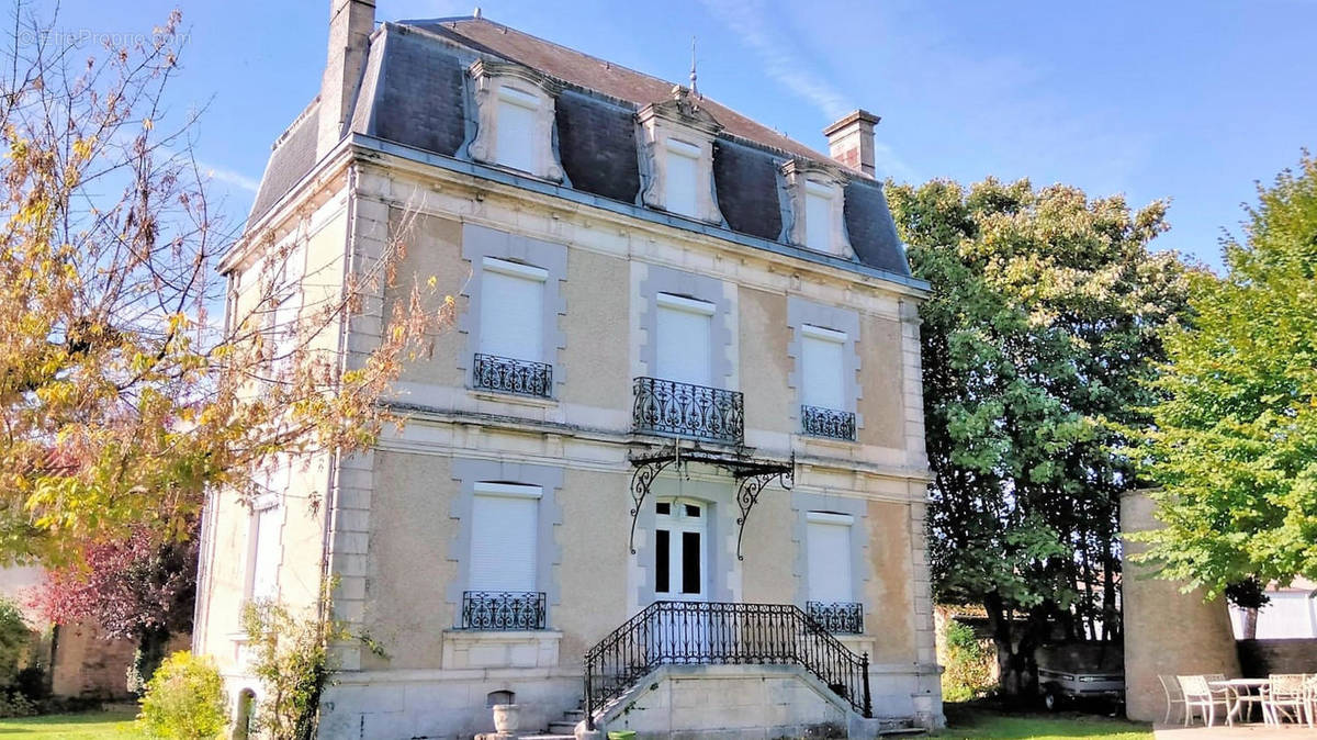 OVERVIEW - Maison à AIGRE