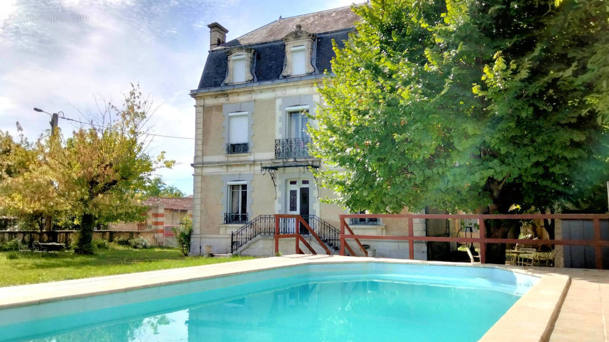 POOL - Maison à AIGRE