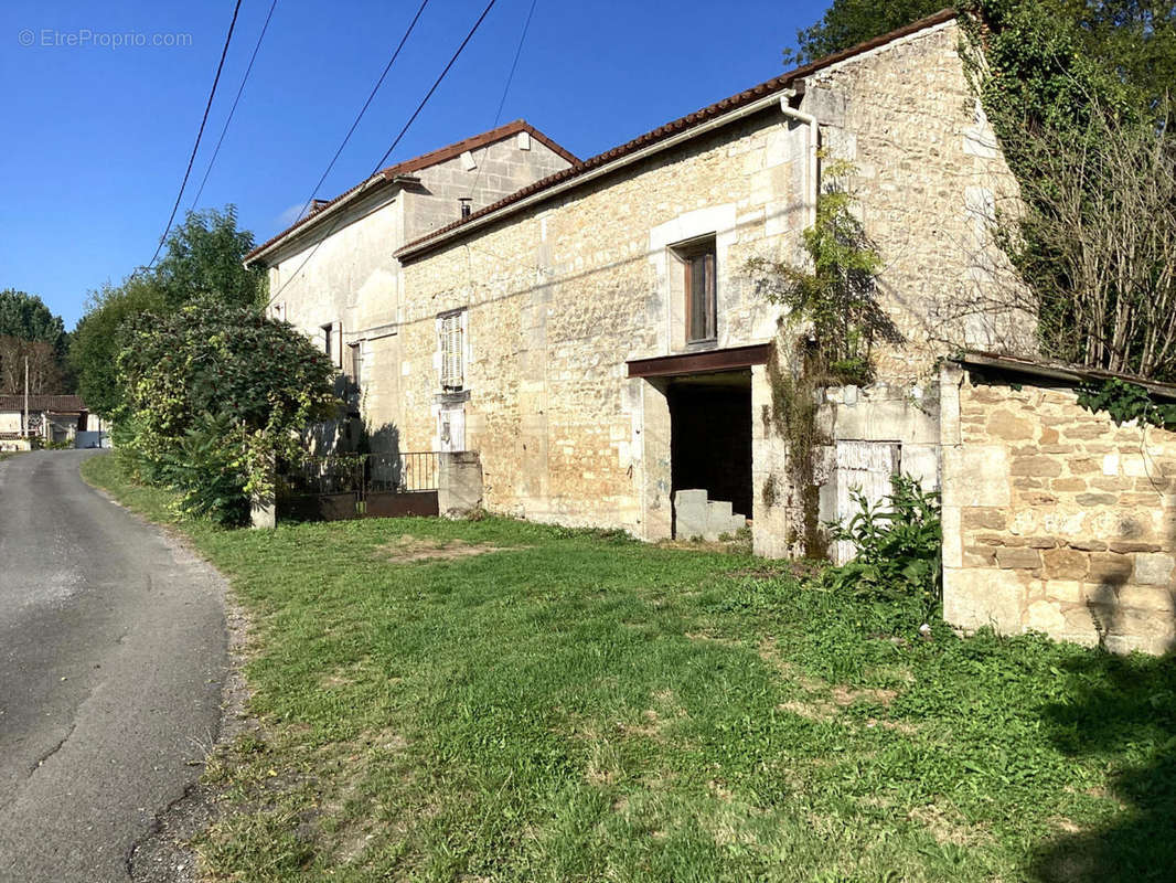 OVERVIEW - Maison à MOSNAC