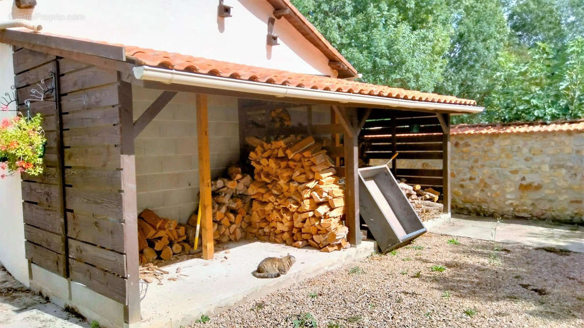 DEPENDANCE - Maison à ROUMAZIERES-LOUBERT