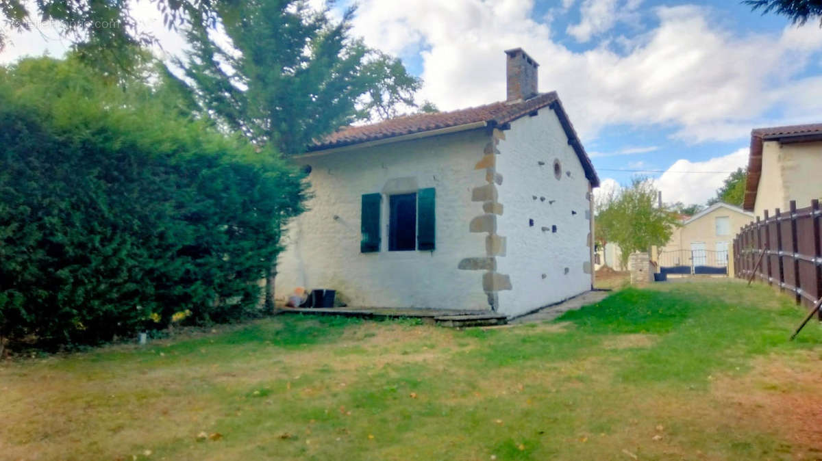 DEPENDANCE - Maison à ROUMAZIERES-LOUBERT