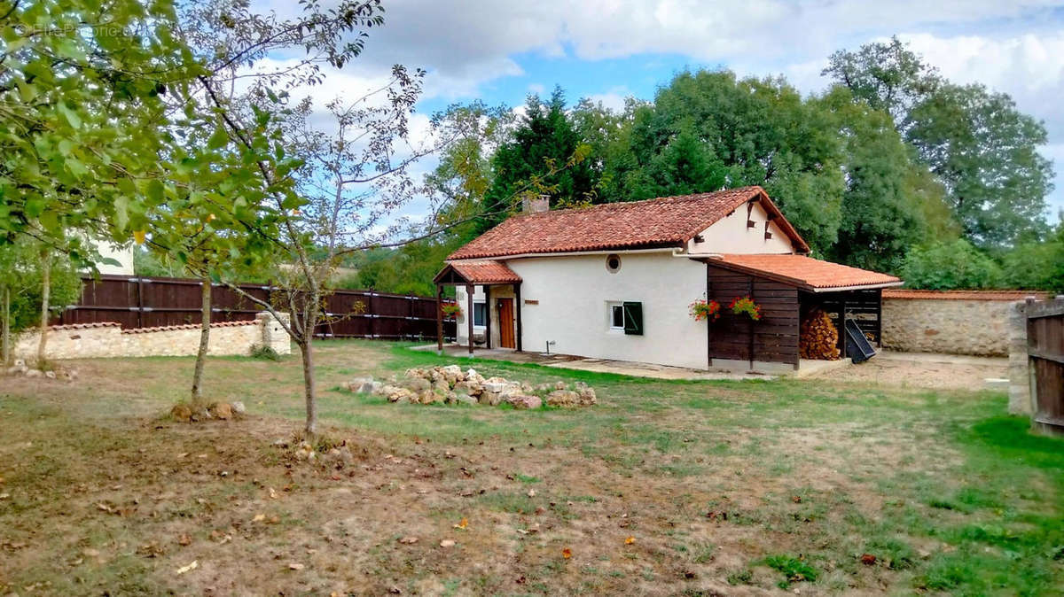 DEPENDANCE - Maison à ROUMAZIERES-LOUBERT