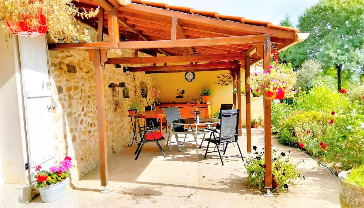 TERRASSE COUVERTE - Maison à ROUMAZIERES-LOUBERT