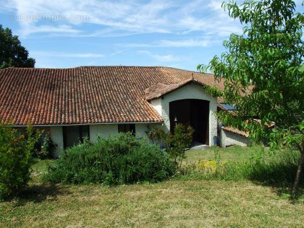 FACADE - Maison à CHALAIS