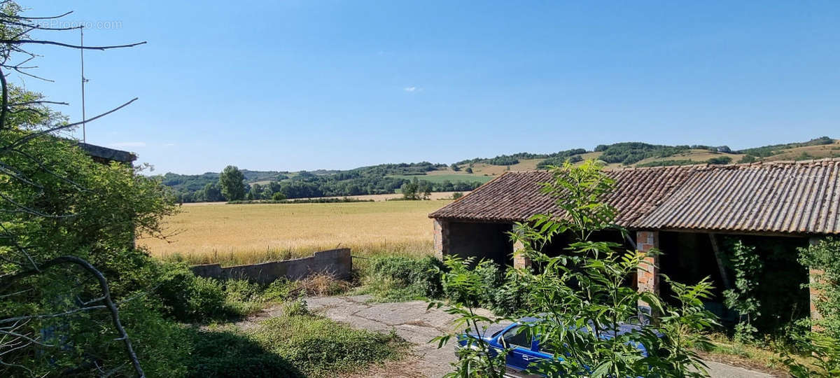 grange et vue - Maison à CAUDEVAL