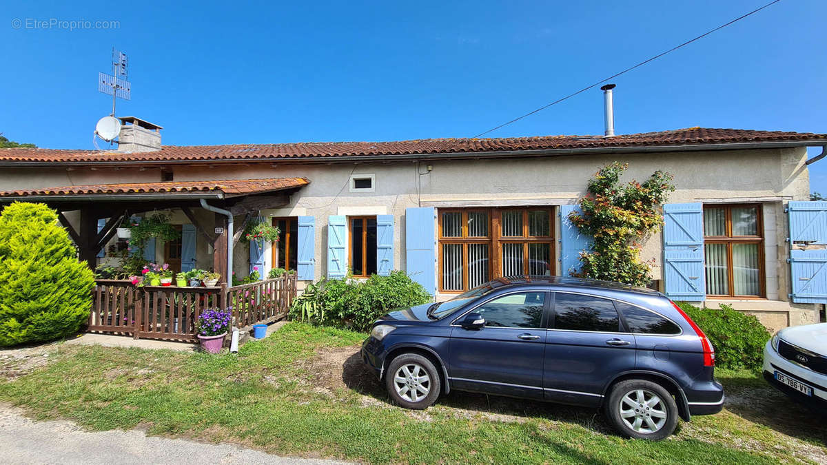 Charente country house with pool for sale . maison - Maison à BONNES