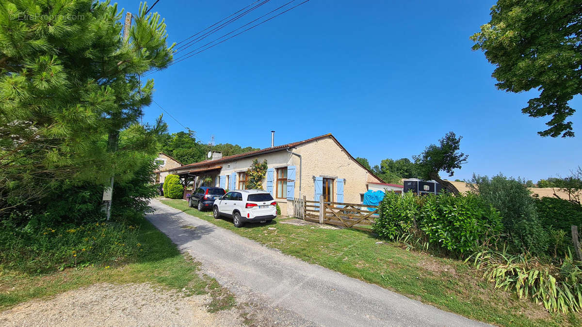 Charente country house with pool for sale . maison - Maison à BONNES