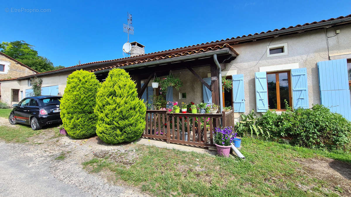 Charente country house with pool for sale . maison - Maison à BONNES