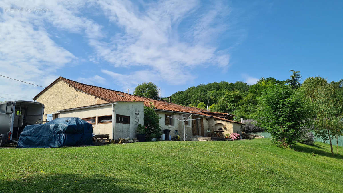 Charente country house with pool for sale . maison - Maison à BONNES