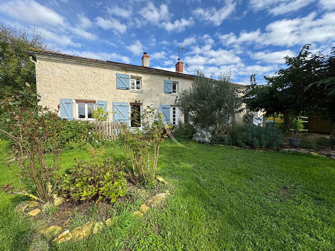 Maison à LE POIRE-SUR-VELLUIRE