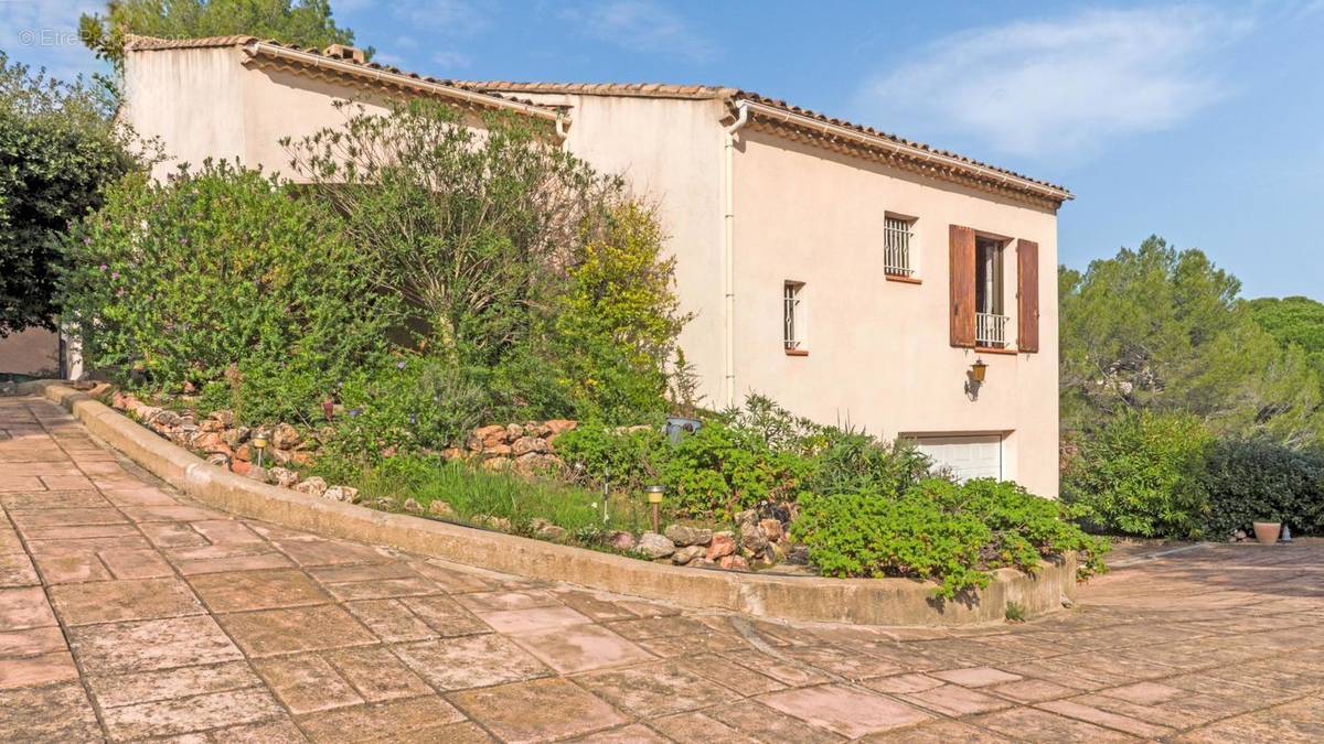 Photo 1 - Maison à ROQUEBRUNE-SUR-ARGENS