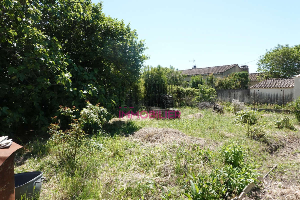 Maison à ENTRAIGUES-SUR-LA-SORGUE