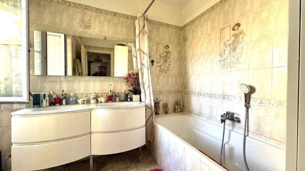 Appartement à MARSEILLE-5E