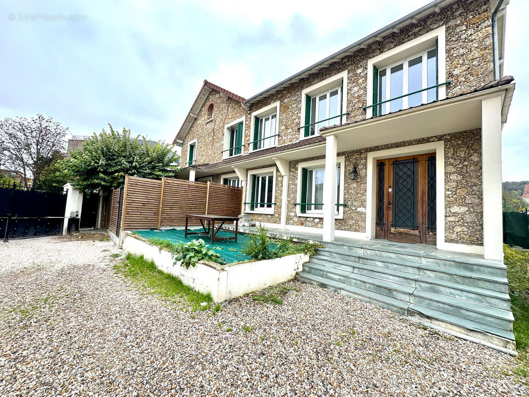 Maison à CHANTELOUP-LES-VIGNES